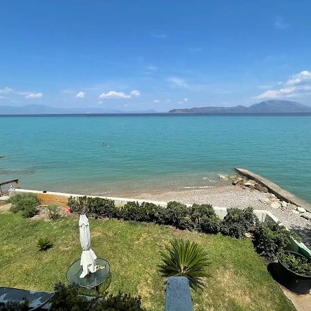 Stunning Beachfront Apartment Strátos Nerántza Exterior foto