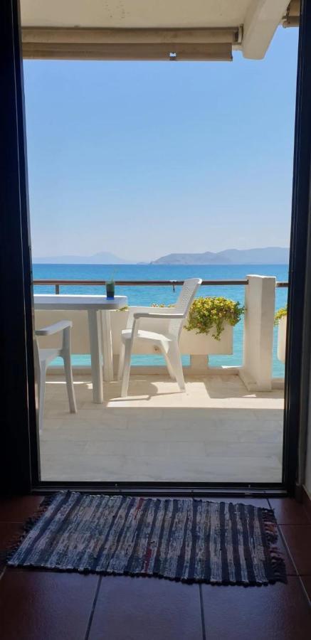 Stunning Beachfront Apartment Strátos Nerántza Exterior foto