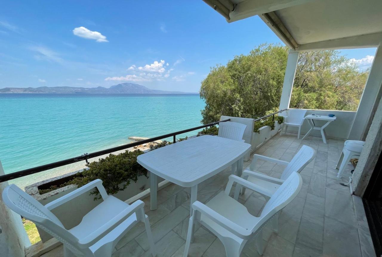 Stunning Beachfront Apartment Strátos Nerántza Exterior foto