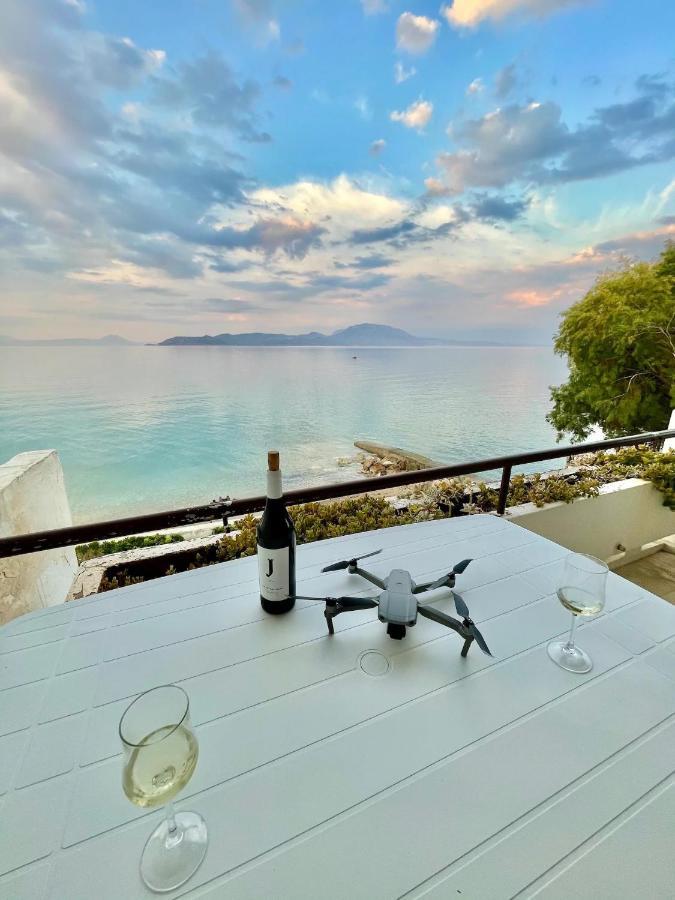 Stunning Beachfront Apartment Strátos Nerántza Exterior foto