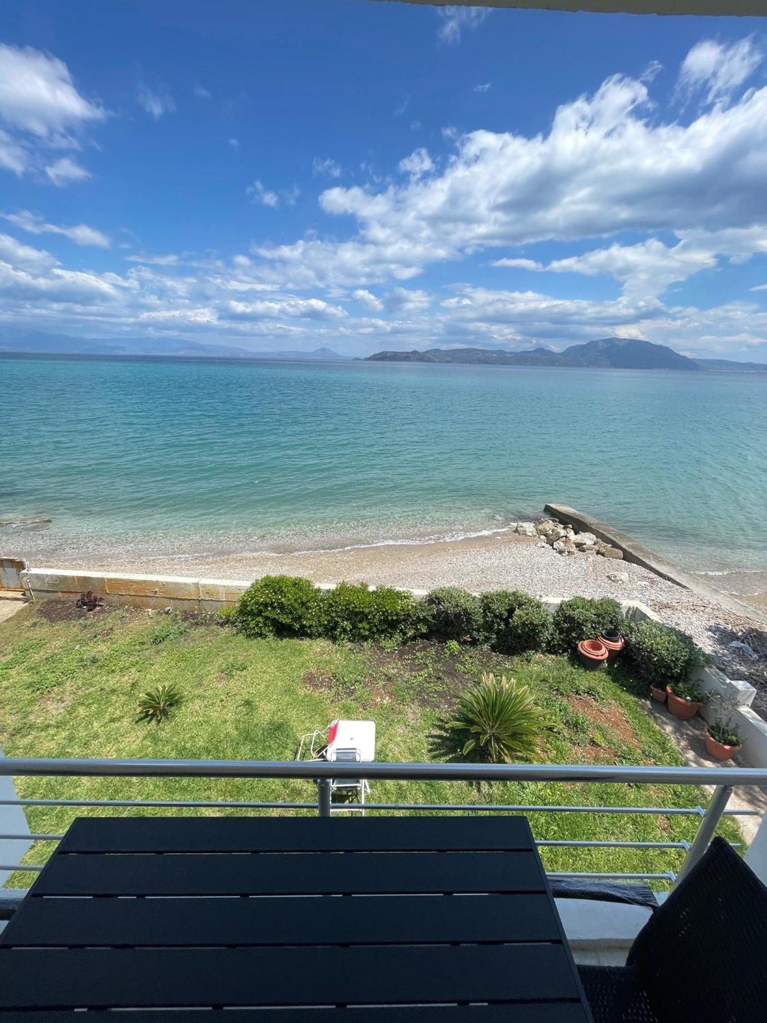 Stunning Beachfront Apartment Strátos Nerántza Exterior foto